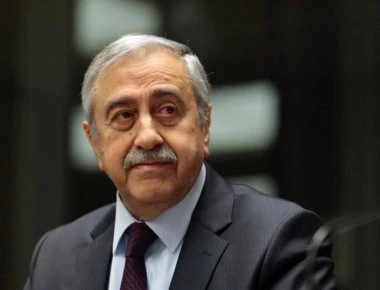 Ακιντζί σε M.Τσαβούσογλου: «Λύση ομοσπονδίας ή παραιτούμαι»